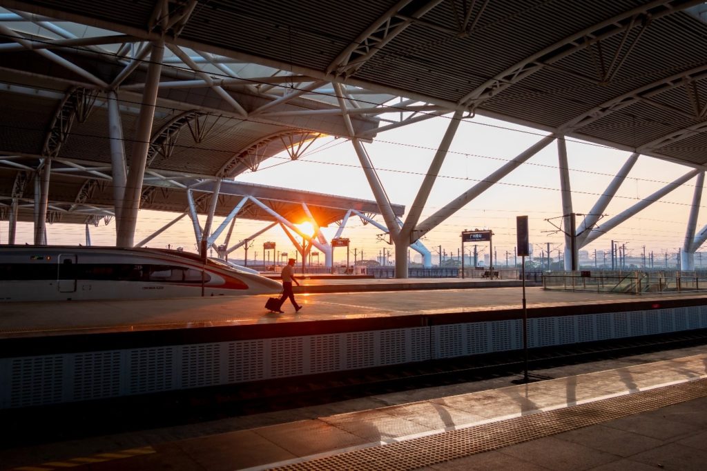 Ein Bild, das Gebäude, Zug, Spur, Bahnhof enthält.  Automatisch generierte Beschreibung